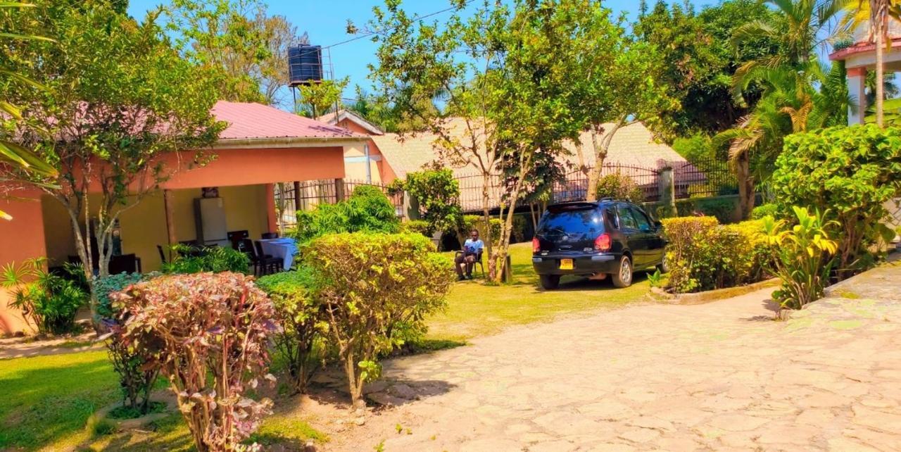 La Feve Beach Bed And Breakfast Entebbe エンテベ エクステリア 写真