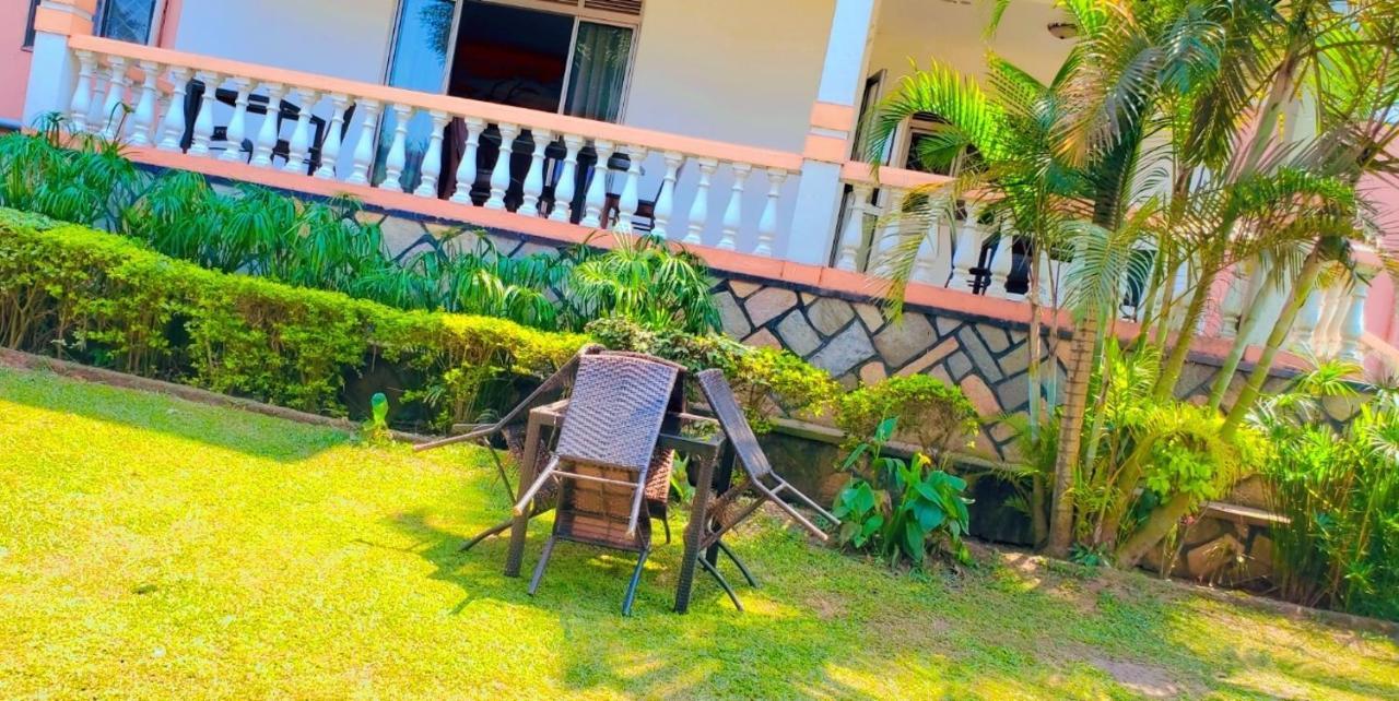 La Feve Beach Bed And Breakfast Entebbe エンテベ エクステリア 写真