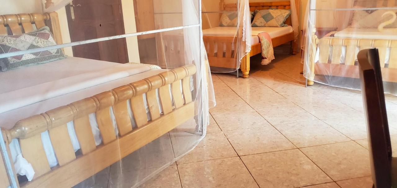 La Feve Beach Bed And Breakfast Entebbe エンテベ エクステリア 写真