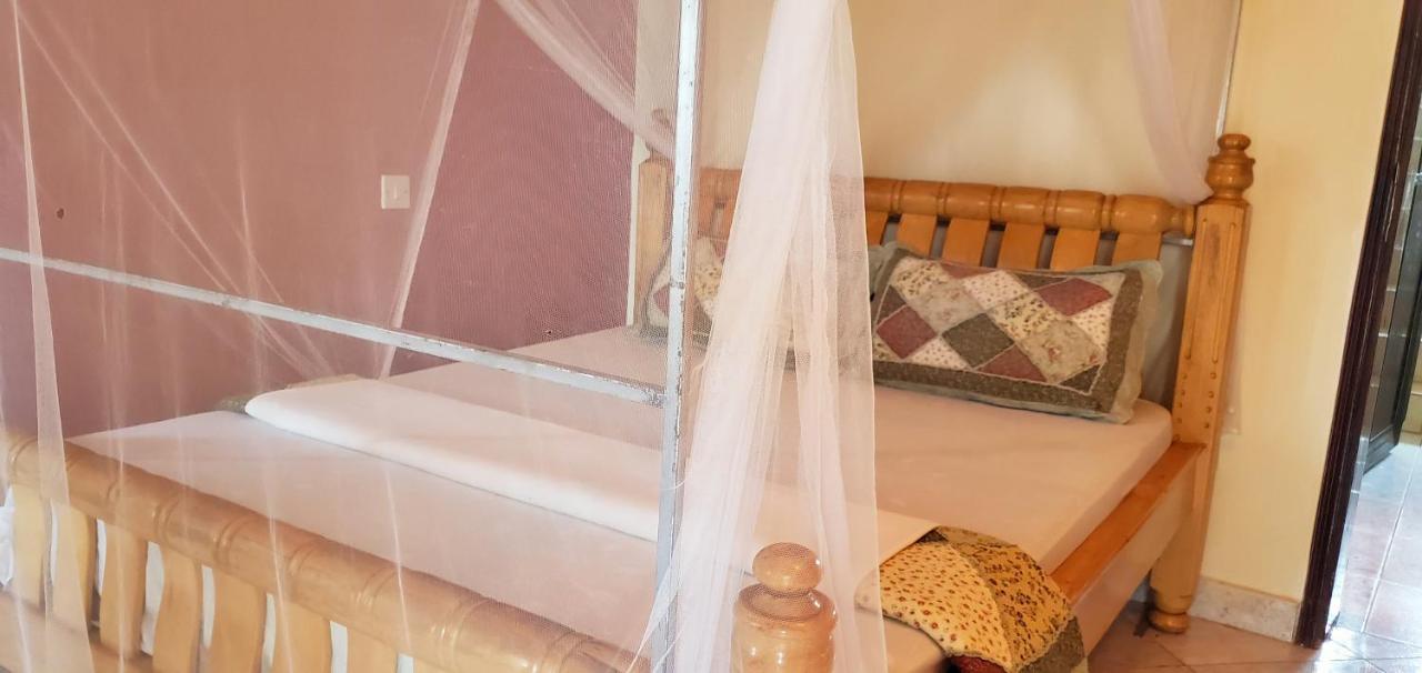 La Feve Beach Bed And Breakfast Entebbe エンテベ エクステリア 写真