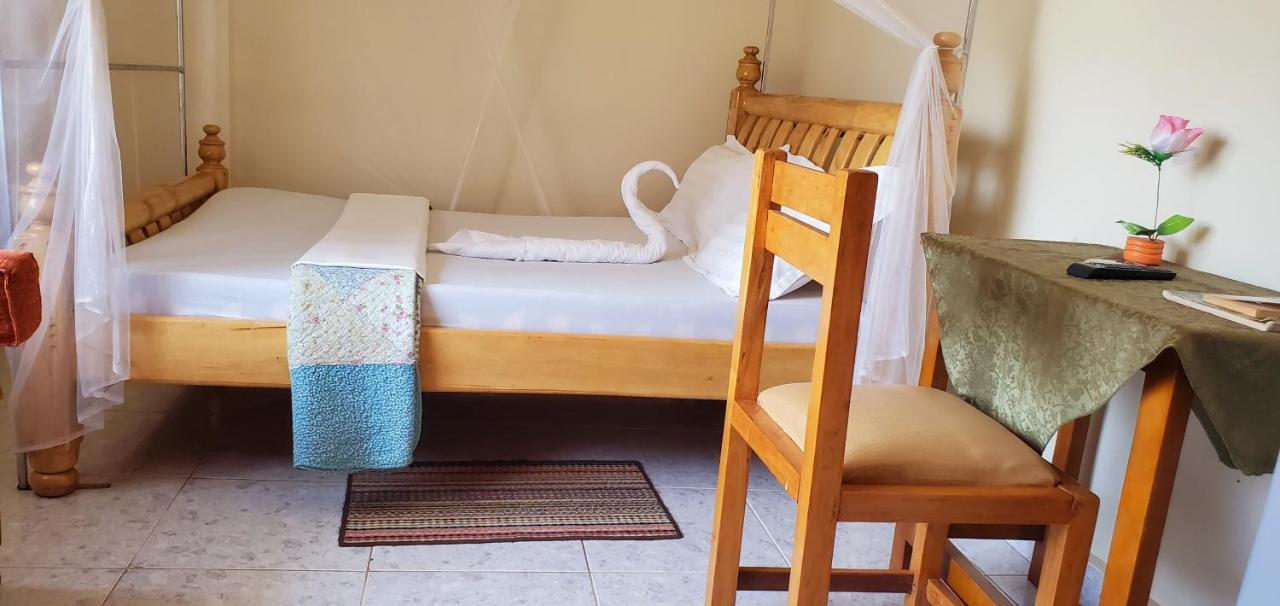 La Feve Beach Bed And Breakfast Entebbe エンテベ エクステリア 写真